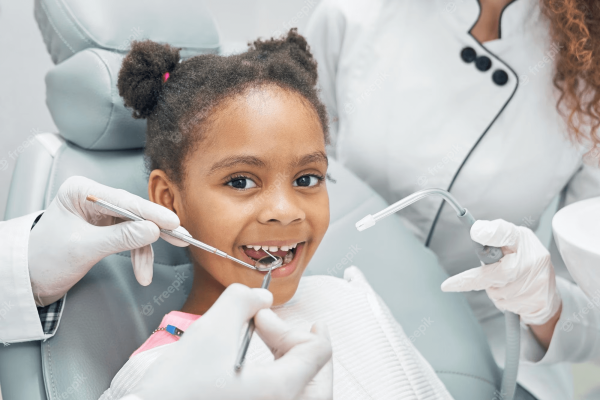 crianca-afro-feliz-no-check-up-regular-dos-dentes-na-clinica-odontologica_651396-1411 (1) crianca-afro-feliz-no-check-up-regular-dos-dentes-na-clinica-odontologica_651396-1411 (1)